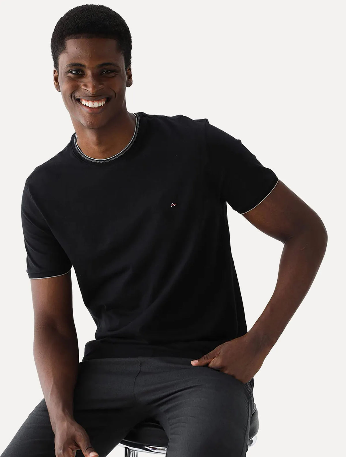 Camiseta Manga Curta Friso Gola