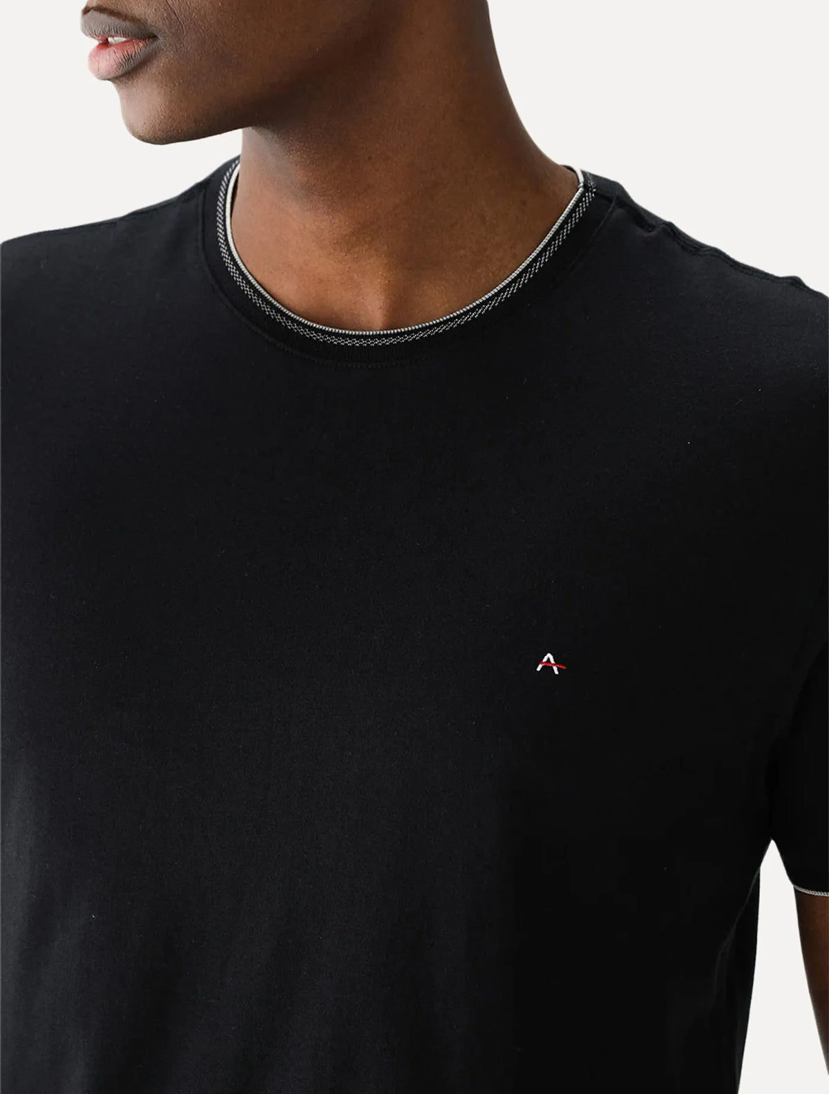 Camiseta Manga Curta Friso Gola